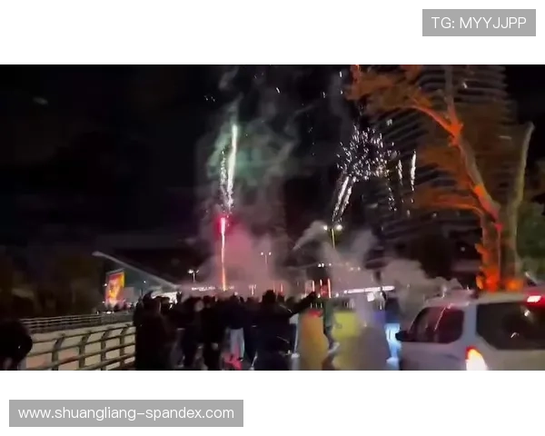 加拉塔萨雷球迷深夜燃放烟花扰民利物浦球员备战欧冠受影响